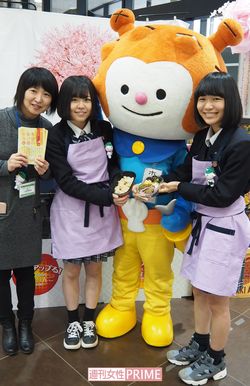 希望の架け橋弁当は2月末、仙台市内で実演販売。写真左は2人を指導した小山和美教諭