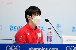 会見で記者からの質問を笑顔で聞く羽生結弦（JMPA代表撮影・2022年北京五輪）