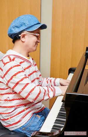 ピアノを弾くの米良美一
