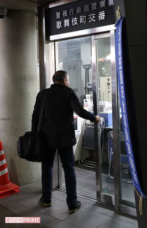 まず交番へ挨拶してから夜回りへ出かける。道行く女性のほうから声をかけてくることも