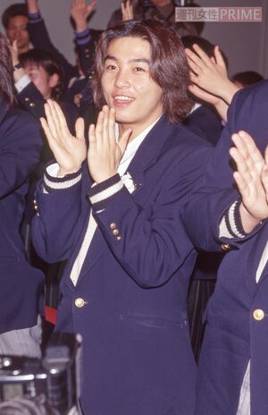 1997年にKinKiKidsのデビュー曲『硝子の少年』がミリオンヒット。翌年堀越高校を卒業した堂本剛（'98年卒業）