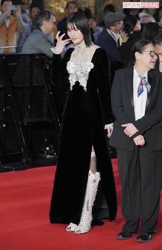 東京国際映画祭のオープニングイベントに登場した橋本愛。胸元を覆い隠すような巨大な蝶のジュエリーに、唇の真ん中にピアスのようなアクセサリー、爪につけるネイルリングなど、かなり個性的な姿