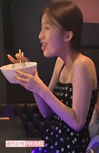 8月中旬、渋谷のバーでラーメンを食べる小倉ゆうか