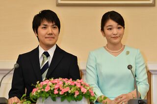 '17年9月3日、婚約内定会見での眞子さまと小室圭さん