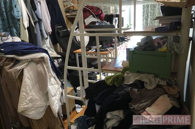 シェアハウスに住む、単身女性の部屋。足の踏み場もないほどに、洋服があふれ……。「つるせるものはすべてつるし、つるせないものは“とりあえずボックス”に投げ込んで整理しました」（西原さん）