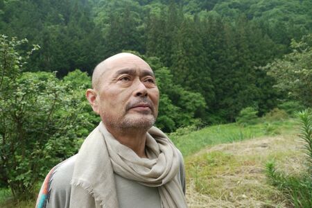 畑で太陽の光を浴びながら作業することは精神的にも充実した時間と話す伊武雅刀さん