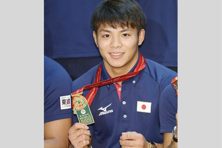 成田空港に到着後、金メダルを手に取りポーズをとる阿部一二三選手（9月5日）　撮影／齋藤周造