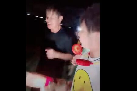 26日深夜ごろ、配信をしながら『24時間テレビ』のランナー・ヒロミに近づいたしんやっちょ（「しんやっちゅーぶ」より）