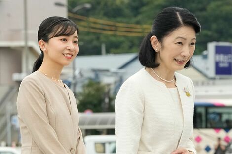 《ドレスとイヤリングの「赤」で》紀子さまと佳子さま、母娘公務でみせる「ワンポイントリンク」の絆