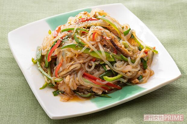 しらたきとツナのチャプチェ風サラダ　DHAとEPAを含むツナ缶、殺菌効果が高いニラでカゼ予防。（撮影／廣瀬靖士）