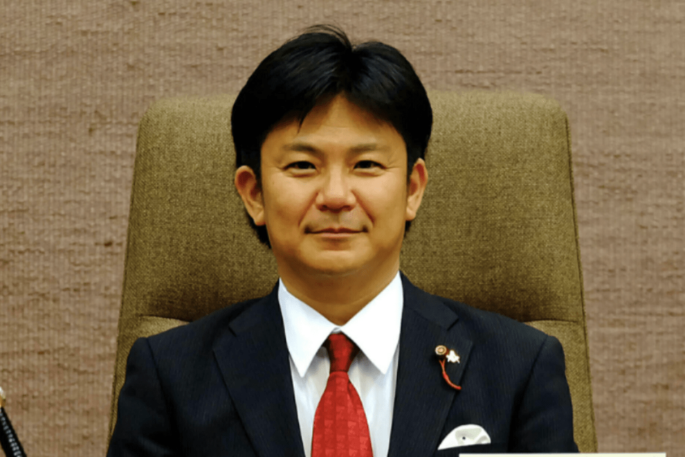 鎌倉市議会で400万円の“金プレート”が物議、ワンマン議長に辞職勧告も〈法的拘束力がない〉継続表明に市…
