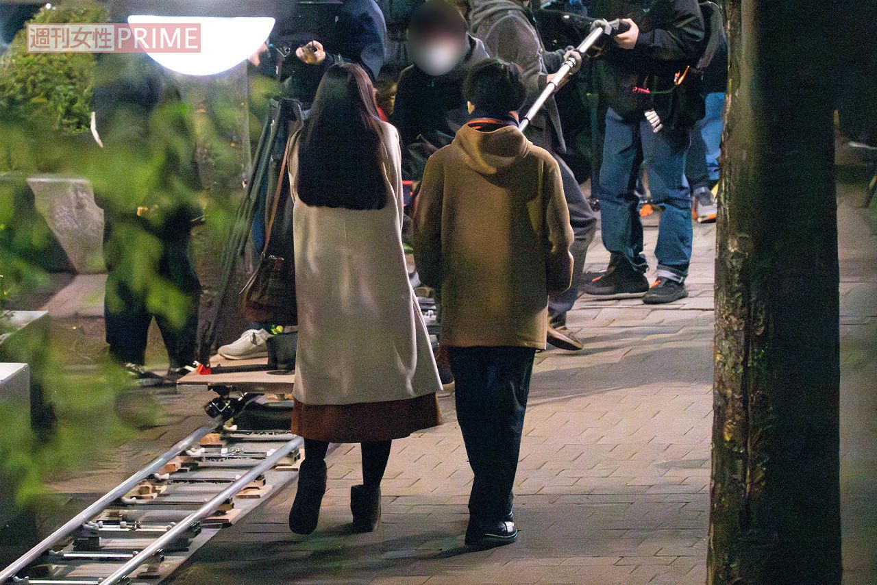 2024年4月上旬、NHKドラマ『Shrink』撮影中の中村倫也と井桁弘恵