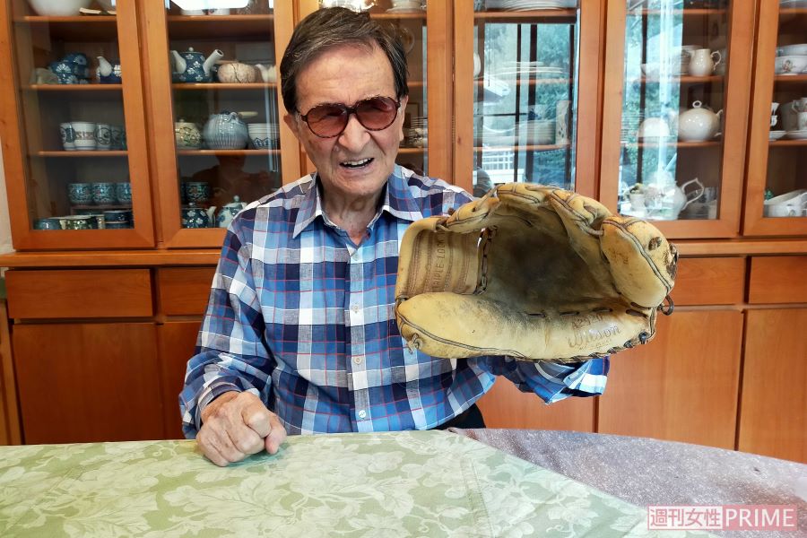 佐々木信也さんがはめているのが、今の天皇陛下、当時9歳だった浩宮さまにお貸ししたグローブ