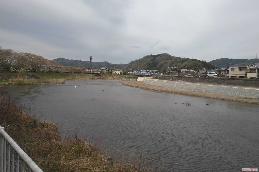 園部小学校近くには大きな川が流れる