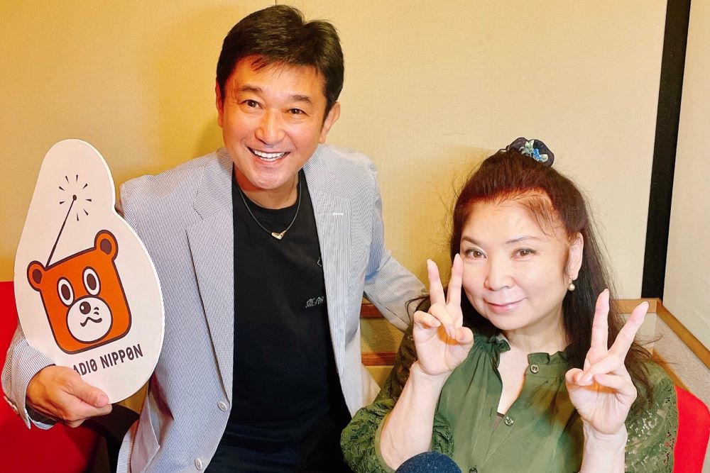 2023年6月、新田純一（左）と八代亜紀さんが2人でレギュラー出演していたラジオ日本『ムーンラウンジ846』の収録