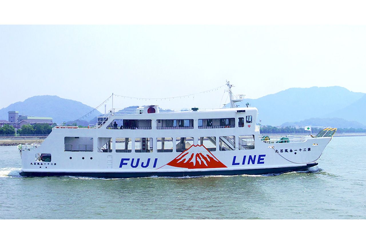 劇場版『トリリオンゲーム』のロケで、目黒蓮らを乗せたフェリー『金風呂丸』(公式HPより)