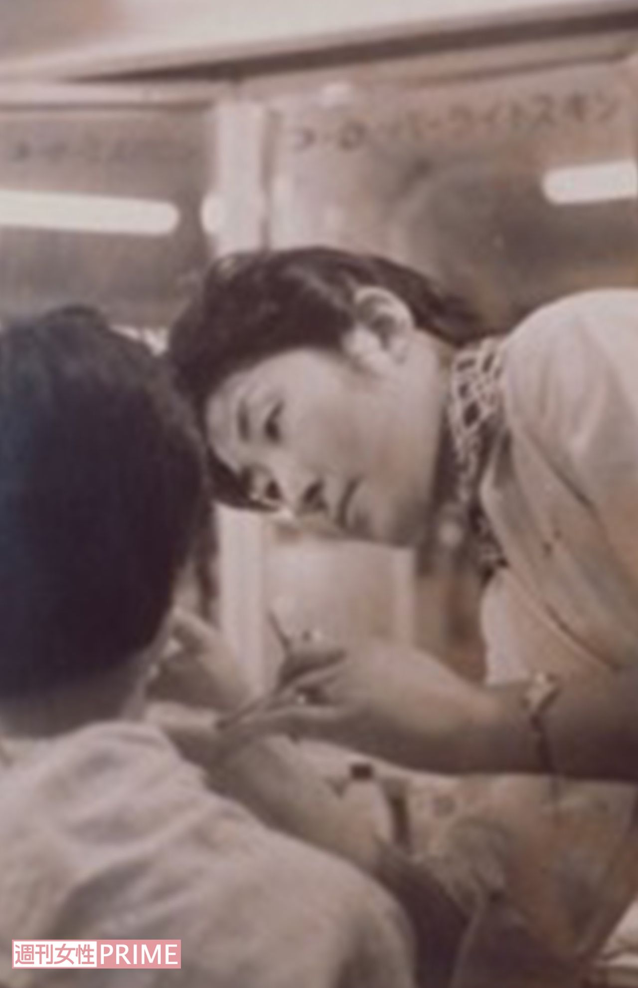 新人美容指導員時代。本社の指示は半ば無視し、山口県柳井市の化粧品店の奥で実際にお客さんにメイクをして、商品の売り上げを驚異的に伸ばす