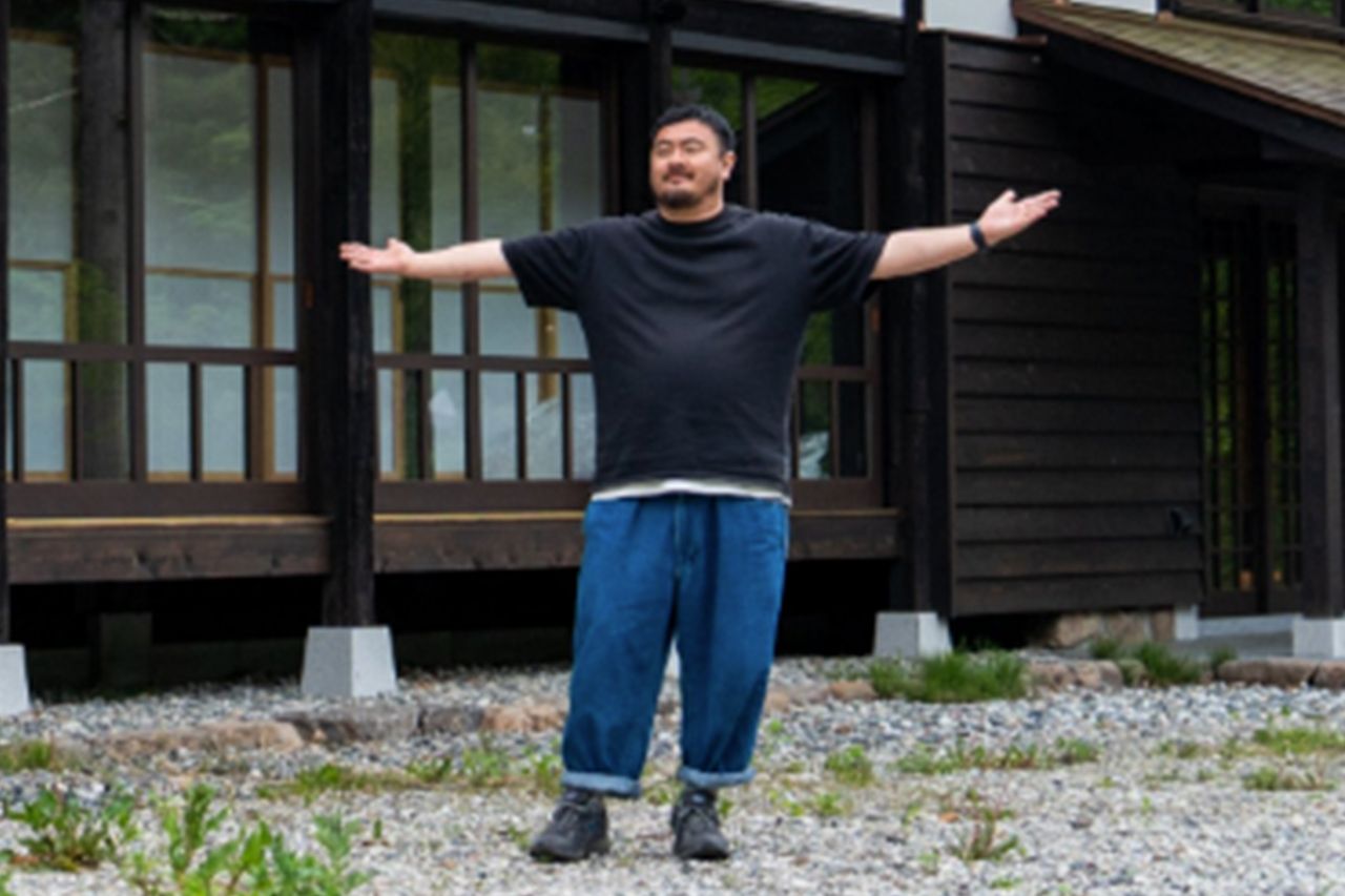 長野の古民家レストラン 「NAGANO」がオープンすることを告知していた鳥羽周作シェフ（本人ツイッターより）