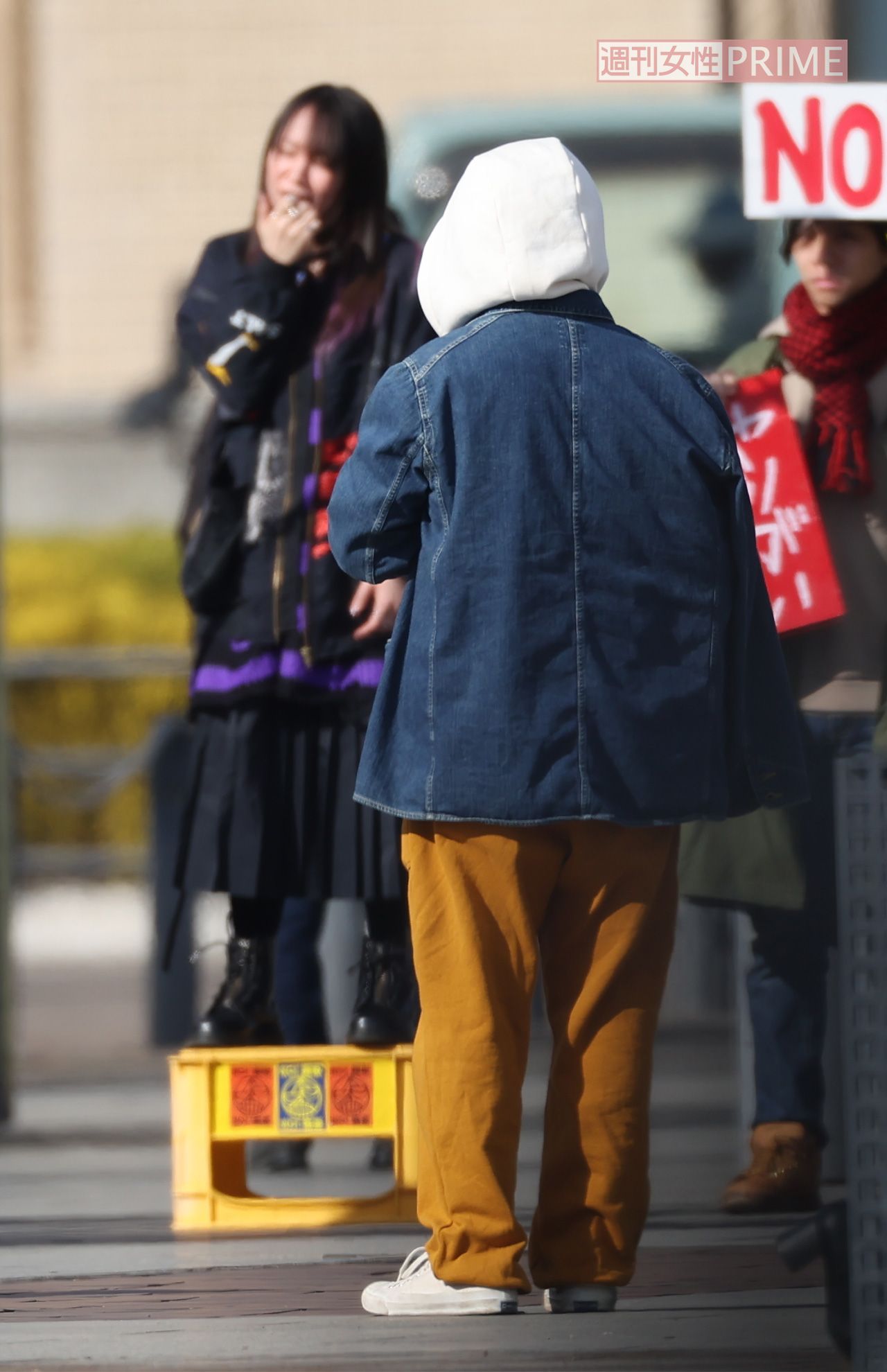 2024年1月、映画撮影で拡声器を持つ吉岡里帆に視線を送っていた堂本剛