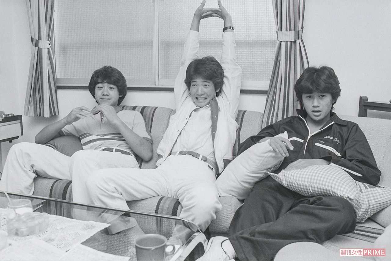 青空カーニバルの4日後、ジャニーズ事務所にて初特写。3人とも緊張することなく、自然な笑顔。当時、トシちゃん19歳、マッチ15歳、ヨッちゃん15歳（'80年5月）