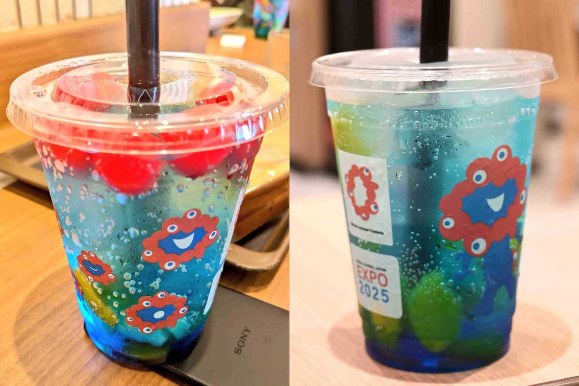 エスタシオンカフェにて販売されている『ミャクミャクフルーツソーダ』。青いソーダに真っ赤なチェリーが浮かぶ（Xより）