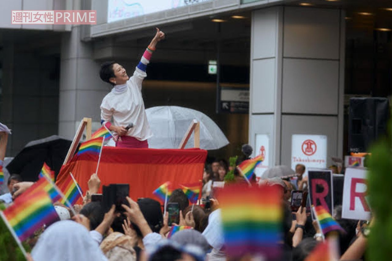 蓮舫を応援する聴衆も「R」マークを掲げていた