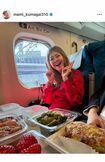 現在は削除された、新幹線車内で豪華弁当を食べる熊谷真実(本人インスタグラムより)