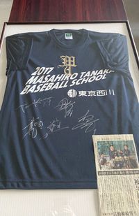 '17年に訪問した仙台市立岡田小学校。校長室の壁にはサイン入り記念Ｔシャツが