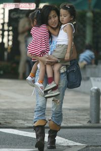 2005年、Cocomi（写真右）とKoki（写真左）を軽々と抱っこする工藤静香