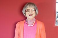 『魔女の宅急便』著者・角野栄子さん、「おしゃれ」ファッションのコツとあえて“原色”を着る理由