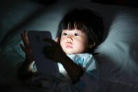 子どものスマホやネット使用は、中毒性のある“電子コカイン”なのかを考える