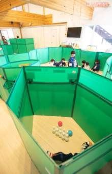 他の子を叩いたり暴れたりが頻発する場合はパーティションで囲った小部屋（写真手前）で、1人で遊ばせる