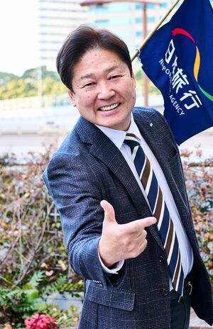 平田進也●1957年、奈良県生まれ。京都外国語大学卒業。手がけたツアーは発売後すぐ売り切れるほど人気の「ナニワのカリスマ添乗員」。京都府のほか、多くの自治体で観光大使を務めている。全国の絶景、うまいものを知り尽くす。