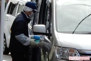 家宅捜索の押収物を運ぶ捜査員（8日）