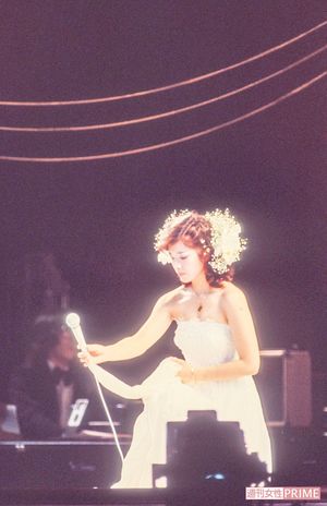 日本武道館での最後のコンサート。「きっと幸せになります」と静かにマイクを置いた（'80年10月）　撮影／週刊女性写真班