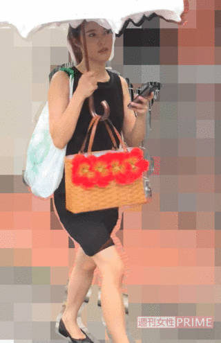 神田愛花（2018年）近所のスーパーの袋を右肩にかけ、中には缶ビールとおつまみが 