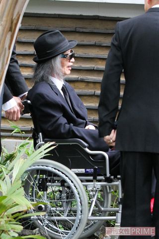 車イスに乗って参列した内田裕也。亡くなった希林さんと対面した際は「きれいだ。昔から美人だと思っていたんだよ」と語っていたという　撮影／近藤陽介