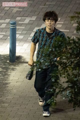 会場へ向かう中尾明慶