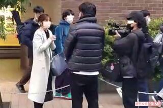 入試の後、密着番組のコメント撮影に笑顔で応じた小倉優子