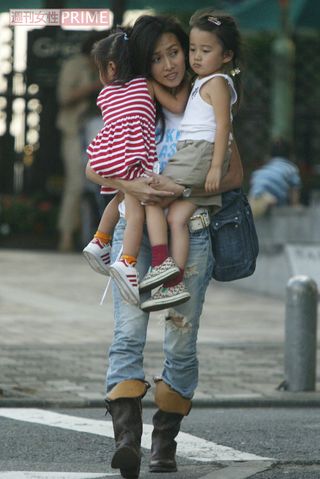 2005年、Cocomi（写真右）とKoki（写真左）を軽々と抱っこする工藤静香