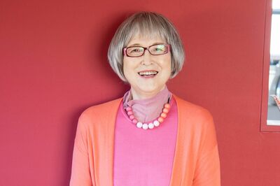 『魔女の宅急便』著者・角野栄子さん、「おしゃれ」ファッションのコツとあえて“原色”を着る理由