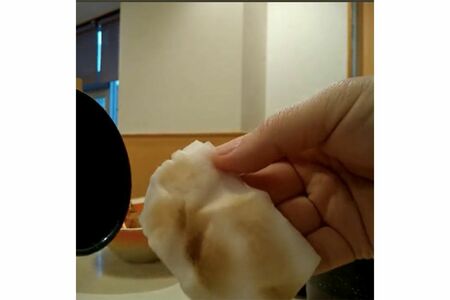 おしぼりには茶色いものが付着している
