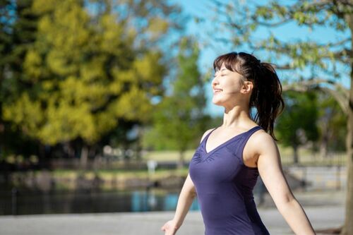 腹式呼吸を行い、意識を呼吸に集中。ストレスや不安を取り除くことで、免疫力の改善、血圧、血中コレステロール、血糖値の低下なども期待できる　※写真はイメージです