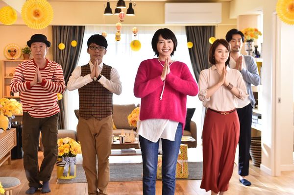 星野源の主題歌『恋』に合わせて出演者が踊るエンディング・ダンス　(c)TBS
