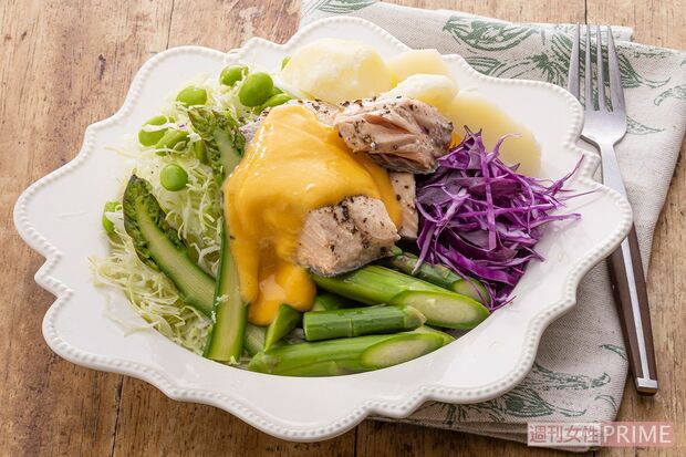 鮭とアスパラガスの濃厚マヨサラダ　抗酸化力の高い鮭、アスパラガス、キャベツで美肌（撮影／廣瀬靖士）