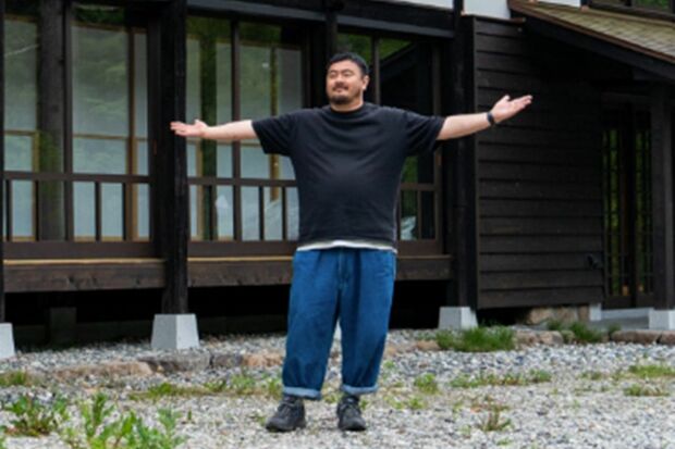 長野の古民家レストラン「NAGANO」がオープンすることを告知していた鳥羽周作シェフ（本人ツイッターより）