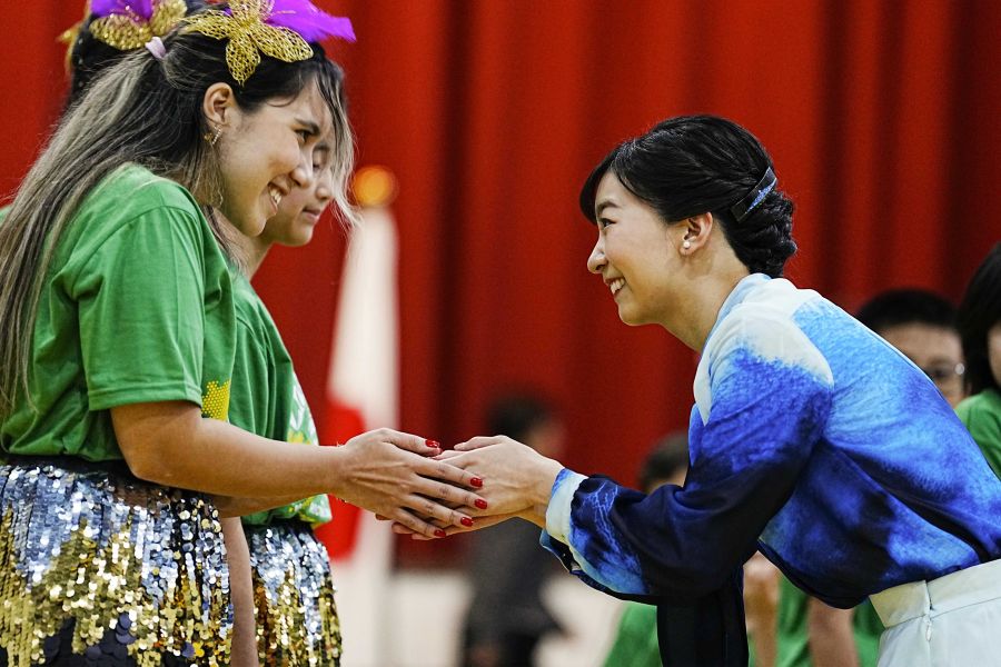 輪島塗のバレッタを着用された佳子さま。青で統一したスタイリングでエレガントな印象に