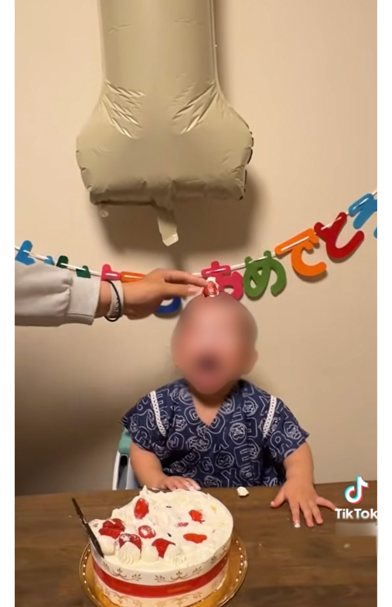 泣きじゃくる幼児の頭の上にイチゴを乗せる悪ノリも（母親のTikTokより）