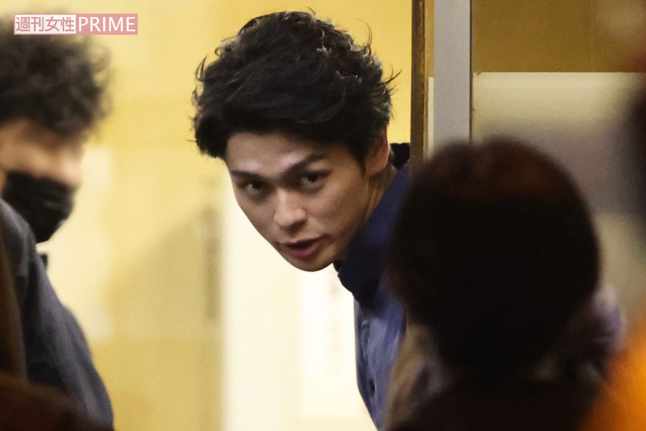 眞栄田郷敦（2022年、ドラマ『エルピス』ロケにて）