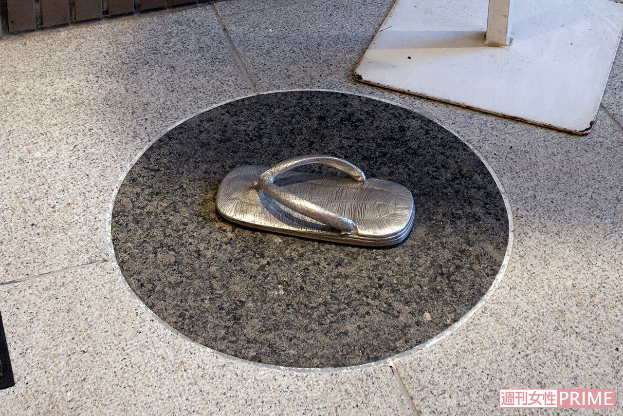 真下には落ちた雪駄のオブジェ　撮影／齋藤周造